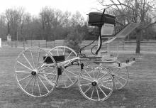 SKELETON – ( ang.)   lekki czterokołowy pojazd (break) z ażurowym nadwoziem i jednym siedzeniem używany do nauki koni chodzenia w zaprzęgu.